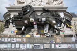 Viennaslide-05313910 Paris, Place de la Republique, Monument à la République, Gedenken an die Terroranschläge bei Charlie Hebdo, 'Je Suis Charlie'