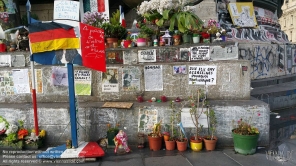 Viennaslide-05313912 Paris, Place de la Republique, Monument à la République, Gedenken an die Terroranschläge bei Charlie Hebdo, 'Je Suis Charlie'