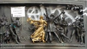 Viennaslide-05313914 Paris, Place de la Republique, Monument à la République, Gedenken an die Terroranschläge bei Charlie Hebdo, 'Je Suis Charlie'