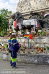 Viennaslide-05313915 Paris, Place de la Republique, Monument à la République, Gedenken an die Terroranschläge bei Charlie Hebdo, 'Je Suis Charlie'