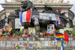 Viennaslide-05313917 Paris, Place de la Republique, Monument à la République, Gedenken an die Terroranschläge bei Charlie Hebdo, 'Je Suis Charlie'