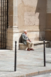 Viennaslide-05314526 Paris, Marais, ein Mann rastet in der Sonne