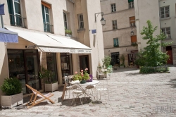 Viennaslide-05314546 Das Pariser Viertel Village Saint Paul wird von den Straßen rue Charlemagne, rue Saint Paul, rue de l’Ave Maria und rue des Jardins Saint Paul umschlossen. Der Zugang erfolgt über mehrere Gassen, die von den genannten Straßen abgehen.