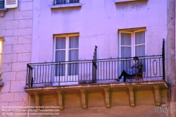 Viennaslide-05316041 Paris, Saint Germain, Rue Buci, eine Frau am Balkon