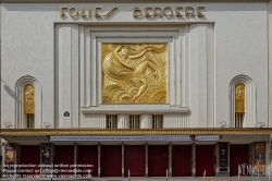 Viennaslide-05319036 Les Folies Bergère ist ein Konzertsaal, Varietétheater und Kabarett in der Rue Richer Nr. 32 im 9. Arrondissement in Paris. In den Jahren zwischen 1890 und Mitte der 1930er Jahre hatte es seine größte Popularität. Heute beherbergt das Haus aber vor allem Musicals.Das Gebäude wurde vom Architekten Plumeret im Stil eines Opernhauses erbaut. Die Fassade wurde 1929 von Pico im Stil des Art déco erneuert.