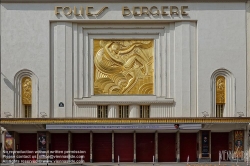 Viennaslide-05319036 Les Folies Bergère ist ein Konzertsaal, Varietétheater und Kabarett in der Rue Richer Nr. 32 im 9. Arrondissement in Paris. In den Jahren zwischen 1890 und Mitte der 1930er Jahre hatte es seine größte Popularität. Heute beherbergt das Haus aber vor allem Musicals.
Das Gebäude wurde vom Architekten Plumeret im Stil eines Opernhauses erbaut. Die Fassade wurde 1929 von Pico im Stil des Art déco erneuert.