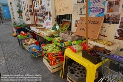 Viennaslide-05320046 Paris, Rue St-Marthe, kostenloses Angebot geretteter Lebensmittel // Paris, Free Offer of Food