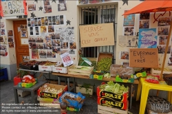 Viennaslide-05320047 Paris, Rue St-Marthe, kostenloses Angebot geretteter Lebensmittel // Paris, Free Offer of Food