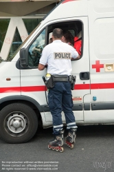 Viennaslide-05321907 Paris, Polizist auf Inlineskatern