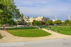 Viennaslide-05322903 Die Place de la Nation ist ein Platz im Osten von Paris an der Grenze zwischen 11. und 12. Arrondissement und dem 44. Quartier Sainte-Marguerite und dem 46. Quartier de Picpus. Er ist einer der größten und wichtigsten Verkehrsknotenpunkte der Stadt. 2019 wurde der verkehrsreduzierte und fußgängerfreundlich gemachte Platz nach dem Umbau eingeweiht.