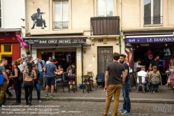 Viennaslide-05323038 Butte aux Cailles ist der Name eines Hügels (franz. butte) in Paris. Er liegt im 13. Arrondissement. Dieses unweit der Place d'Italie gelegene frühere Arbeiterviertel steht in starkem Kontrast zu den dort entstandenen Hochhäusern. Hier ist das Bild geprägt von kleinen, malerischen, oft noch mit Kopfsteinpflaster versehenen Straßen, vorwiegend niedrigen Häusern und zahlreichen Restaurants und Cafés.