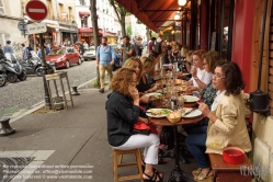 Viennaslide-05323040 Butte aux Cailles ist der Name eines Hügels (franz. butte) in Paris. Er liegt im 13. Arrondissement. Dieses unweit der Place d'Italie gelegene frühere Arbeiterviertel steht in starkem Kontrast zu den dort entstandenen Hochhäusern. Hier ist das Bild geprägt von kleinen, malerischen, oft noch mit Kopfsteinpflaster versehenen Straßen, vorwiegend niedrigen Häusern und zahlreichen Restaurants und Cafés.