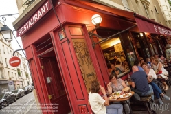 Viennaslide-05323042 Butte aux Cailles ist der Name eines Hügels (franz. butte) in Paris. Er liegt im 13. Arrondissement. Dieses unweit der Place d'Italie gelegene frühere Arbeiterviertel steht in starkem Kontrast zu den dort entstandenen Hochhäusern. Hier ist das Bild geprägt von kleinen, malerischen, oft noch mit Kopfsteinpflaster versehenen Straßen, vorwiegend niedrigen Häusern und zahlreichen Restaurants und Cafés.