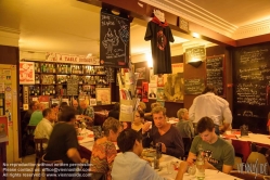 Viennaslide-05323043 Butte aux Cailles ist der Name eines Hügels (franz. butte) in Paris. Er liegt im 13. Arrondissement. Dieses unweit der Place d'Italie gelegene frühere Arbeiterviertel steht in starkem Kontrast zu den dort entstandenen Hochhäusern. Hier ist das Bild geprägt von kleinen, malerischen, oft noch mit Kopfsteinpflaster versehenen Straßen, vorwiegend niedrigen Häusern und zahlreichen Restaurants und Cafés.