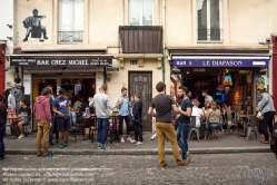 Viennaslide-05323045 Butte aux Cailles ist der Name eines Hügels (franz. butte) in Paris. Er liegt im 13. Arrondissement. Dieses unweit der Place d'Italie gelegene frühere Arbeiterviertel steht in starkem Kontrast zu den dort entstandenen Hochhäusern. Hier ist das Bild geprägt von kleinen, malerischen, oft noch mit Kopfsteinpflaster versehenen Straßen, vorwiegend niedrigen Häusern und zahlreichen Restaurants und Cafés.