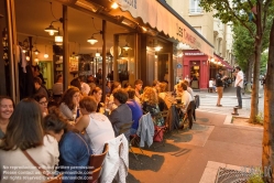 Viennaslide-05323046 Butte aux Cailles ist der Name eines Hügels (franz. butte) in Paris. Er liegt im 13. Arrondissement. Dieses unweit der Place d'Italie gelegene frühere Arbeiterviertel steht in starkem Kontrast zu den dort entstandenen Hochhäusern. Hier ist das Bild geprägt von kleinen, malerischen, oft noch mit Kopfsteinpflaster versehenen Straßen, vorwiegend niedrigen Häusern und zahlreichen Restaurants und Cafés.