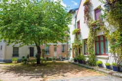 Viennaslide-05323050 Paris, Cite Florale (Rue des Orchidees, Rue des Glycines, Rue des Volubilis, Rue des Liserons): Zwischen der rue Boussingault, die Auguste Lancon Straße und Brillat-Savarin Straße bildet dieses kleine Stadtviertel eine Fläche, bestehend aus einzelnen Häusern mit Blumengärten, mit kleinen Straßen mit Namen von Blumen. Die Physiognomie dieser Gegend ist ungewöhnlich, da sie von viel moderneren Gebäuden umgeben ist.