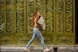 Viennaslide-05323063 Paris, Butte aux Cailles, ein Mädchen trägt Baguettes // Paris, Butte aux Cailles, a girl carrying Baguettes