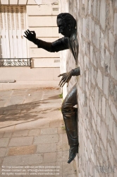 Viennaslide-05328131 Paris, Montmartre, Le Passe-Muraille, Skulptur von Jean Marais - Paris, Montmartre, Le Passe-Muraille, Sculpture by Jean Marais