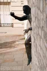 Viennaslide-05328131 Paris, Montmartre, Le Passe-Muraille, Skulptur von Jean Marais - Paris, Montmartre, Le Passe-Muraille, Sculpture by Jean Marais