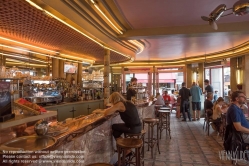Viennaslide-05328256 Das Café des 2 Moulins ist ein Café im Pariser Stadtteil Montmartre an der Kreuzung der Rue Lepic und der Rue Cauchois. Es hat seinen Namen von den beiden nahe gelegenen historischen Windmühlen Moulin Rouge und Moulin de la Galette. Bekannt wurde es als Drehort des Films 'Amelie'.