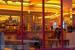 Viennaslide-05328501 Das Café des 2 Moulins ist ein Café im Pariser Stadtteil Montmartre an der Kreuzung der Rue Lepic und der Rue Cauchois. Es hat seinen Namen von den beiden nahe gelegenen historischen Windmühlen Moulin Rouge und Moulin de la Galette. Bekannt wurde es als Drehort des Films 'Amelie'.