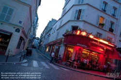 Viennaslide-05328503 Das Café des 2 Moulins ist ein Café im Pariser Stadtteil Montmartre an der Kreuzung der Rue Lepic und der Rue Cauchois. Es hat seinen Namen von den beiden nahe gelegenen historischen Windmühlen Moulin Rouge und Moulin de la Galette. Bekannt wurde es als Drehort des Films 'Amelie'.