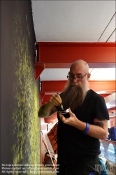 Viennaslide-05333114 Paris, Street Artist Logan Hicks (USA) vollendet ein Wandbild in der Metro-Station Auber // Paris, Street Artist Logan Hicks (USA) finishes a mural at Auber Underground Station