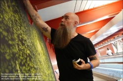 Viennaslide-05333115 Paris, Street Artist Logan Hicks (USA) vollendet ein Wandbild in der Metro-Station Auber // Paris, Street Artist Logan Hicks (USA) finishes a mural at Auber Underground Station