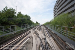 Viennaslide-05333916 Véhicule automatique léger (VAL, deutsch: „leichtes automatisches Fahrzeug“) ist ein besonders leicht gebautes, fahrerloses, spurgeführtes Personennahverkehrsmittel, das sowohl als Peoplemover z. B. in Flughäfen als auch als Stadtschnellbahnsystem eingesetzt wird. Ursprünglich von Matra entwickelt, ist VAL heute ein Produkt von Siemens Mobility.