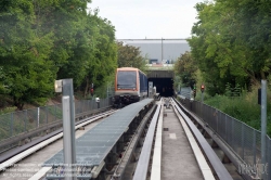 Viennaslide-05333918 Véhicule automatique léger (VAL, deutsch: „leichtes automatisches Fahrzeug“) ist ein besonders leicht gebautes, fahrerloses, spurgeführtes Personennahverkehrsmittel, das sowohl als Peoplemover z. B. in Flughäfen als auch als Stadtschnellbahnsystem eingesetzt wird. Ursprünglich von Matra entwickelt, ist VAL heute ein Produkt von Siemens Mobility.