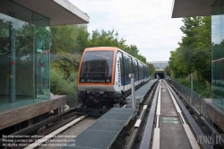 Viennaslide-05333919 Véhicule automatique léger (VAL, deutsch: „leichtes automatisches Fahrzeug“) ist ein besonders leicht gebautes, fahrerloses, spurgeführtes Personennahverkehrsmittel, das sowohl als Peoplemover z. B. in Flughäfen als auch als Stadtschnellbahnsystem eingesetzt wird. Ursprünglich von Matra entwickelt, ist VAL heute ein Produkt von Siemens Mobility.