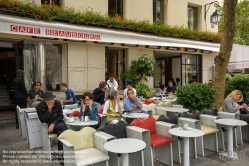 Viennaslide-05334215 Paris, Café Beaubourg, Architekt Christian de Portzamparc. Facing the public square in front of the George Pompidou Center in Paris, the Beaubourg Café was built in 1987 at the request of Gilbert Costes. It occupies the ground floor of three historic Parisian buildings.