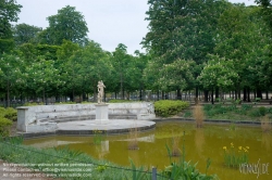 Viennaslide-05338002 Der Jardin des Tuileries ist ein im französischen Stil gehaltener ehemaliger Barock-Schlosspark beim Louvre in Paris. Die Parkanlage erstreckt sich vom Place de la Concorde im Westen bis zum Louvre im Osten und ist im Süden von dem rechten Ufer der Seine, im Norden von der Rue de Rivoli begrenzt