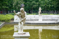 Viennaslide-05338003 Der Jardin des Tuileries ist ein im französischen Stil gehaltener ehemaliger Barock-Schlosspark beim Louvre in Paris. Die Parkanlage erstreckt sich vom Place de la Concorde im Westen bis zum Louvre im Osten und ist im Süden von dem rechten Ufer der Seine, im Norden von der Rue de Rivoli begrenzt