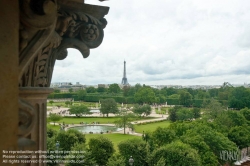 Viennaslide-05338005 Der Jardin des Tuileries ist ein im französischen Stil gehaltener ehemaliger Barock-Schlosspark beim Louvre in Paris. Die Parkanlage erstreckt sich vom Place de la Concorde im Westen bis zum Louvre im Osten und ist im Süden von dem rechten Ufer der Seine, im Norden von der Rue de Rivoli begrenzt