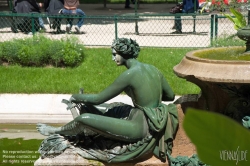 Viennaslide-05338010 Der Jardin des Tuileries ist ein im französischen Stil gehaltener ehemaliger Barock-Schlosspark beim Louvre in Paris. Die Parkanlage erstreckt sich vom Place de la Concorde im Westen bis zum Louvre im Osten und ist im Süden von dem rechten Ufer der Seine, im Norden von der Rue de Rivoli begrenzt