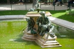 Viennaslide-05338011 Der Jardin des Tuileries ist ein im französischen Stil gehaltener ehemaliger Barock-Schlosspark beim Louvre in Paris. Die Parkanlage erstreckt sich vom Place de la Concorde im Westen bis zum Louvre im Osten und ist im Süden von dem rechten Ufer der Seine, im Norden von der Rue de Rivoli begrenzt