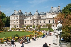 Viennaslide-05338135 Der Jardin du Luxembourg ist ein früher königlicher, heute staatlicher Schlosspark im Pariser Quartier Latin mit einer Fläche von 26 Hektar. Die Anlage gehört zum Palais du Luxembourg, in dem der Senat tagt, das Oberhaus des französischen Parlamentes.