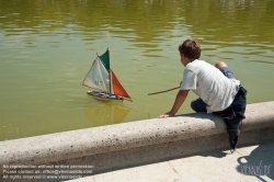 Viennaslide-05338137 Der Jardin du Luxembourg ist ein früher königlicher, heute staatlicher Schlosspark im Pariser Quartier Latin mit einer Fläche von 26 Hektar. Die Anlage gehört zum Palais du Luxembourg, in dem der Senat tagt, das Oberhaus des französischen Parlamentes.