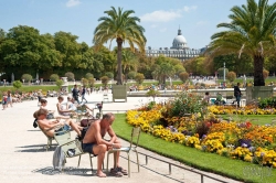 Viennaslide-05338140 Der Jardin du Luxembourg ist ein früher königlicher, heute staatlicher Schlosspark im Pariser Quartier Latin mit einer Fläche von 26 Hektar. Die Anlage gehört zum Palais du Luxembourg, in dem der Senat tagt, das Oberhaus des französischen Parlamentes.