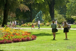 Viennaslide-05338142 Der Jardin du Luxembourg ist ein früher königlicher, heute staatlicher Schlosspark im Pariser Quartier Latin mit einer Fläche von 26 Hektar. Die Anlage gehört zum Palais du Luxembourg, in dem der Senat tagt, das Oberhaus des französischen Parlamentes.