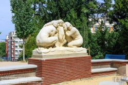 Viennaslide-05338404 Der Parc de la Butte-du-Chapeau-Rouge (früher Square de la Butte-du-Chapeau-Rouge) ist ein öffentlicher Park im 19. Arrondissement von Paris, der 1939 angelegt wurde.