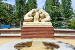 Viennaslide-05338405 Der Parc de la Butte-du-Chapeau-Rouge (früher Square de la Butte-du-Chapeau-Rouge) ist ein öffentlicher Park im 19. Arrondissement von Paris, der 1939 angelegt wurde.