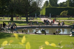 Viennaslide-05338411 Der Jardin des Tuileries ist ein im französischen Stil gehaltener ehemaliger Barock-Schlosspark beim Louvre in Paris. Die Parkanlage erstreckt sich vom Place de la Concorde im Westen bis zum Louvre im Osten und ist im Süden von dem rechten Ufer der Seine, im Norden von der Rue de Rivoli begrenzt