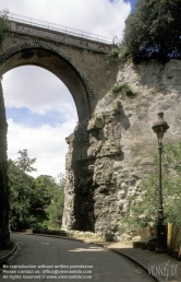 Viennaslide-05338601 Der Parc des Buttes-Chaumont ist ein Landschaftsgarten englischen Stils im nordöstlichen 19. Arrondissement von Paris. 1867 zur Weltausstellung unter Napoleon III. eröffnet, zählt der von Jean-Charles Alphand konzipierte jardin public heute mit knapp 25 Hektar zu den großen Parks der Stadt.