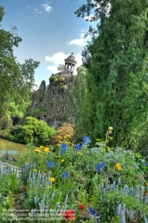 Viennaslide-05338606h Der Parc des Buttes-Chaumont ist ein Landschaftsgarten englischen Stils im nordöstlichen 19. Arrondissement von Paris. 1867 zur Weltausstellung unter Napoleon III. eröffnet, zählt der von Jean-Charles Alphand konzipierte jardin public heute mit knapp 25 Hektar zu den großen Parks der Stadt.