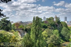 Viennaslide-05338610h Der Parc des Buttes-Chaumont ist ein Landschaftsgarten englischen Stils im nordöstlichen 19. Arrondissement von Paris. 1867 zur Weltausstellung unter Napoleon III. eröffnet, zählt der von Jean-Charles Alphand konzipierte jardin public heute mit knapp 25 Hektar zu den großen Parks der Stadt.