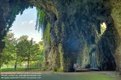 Viennaslide-05338612h Der Parc des Buttes-Chaumont ist ein Landschaftsgarten englischen Stils im nordöstlichen 19. Arrondissement von Paris. 1867 zur Weltausstellung unter Napoleon III. eröffnet, zählt der von Jean-Charles Alphand konzipierte jardin public heute mit knapp 25 Hektar zu den großen Parks der Stadt.