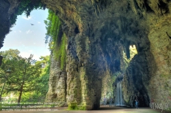 Viennaslide-05338613h Der Parc des Buttes-Chaumont ist ein Landschaftsgarten englischen Stils im nordöstlichen 19. Arrondissement von Paris. 1867 zur Weltausstellung unter Napoleon III. eröffnet, zählt der von Jean-Charles Alphand konzipierte jardin public heute mit knapp 25 Hektar zu den großen Parks der Stadt.